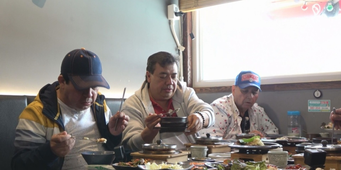 ‘어서와’ 멕시코 어르신들, 마늘떡갈비 폭풍 먹방 “상추쌈은 한국식 타코”