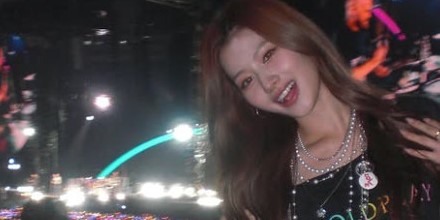 트와이스 사나, 객석에서 즐기는 콜드플레이 콘서트