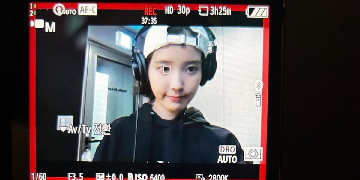 ‘셀카 폭탄’ 아이유, 큰 거 오나... 녹음실 사진에 기대감↑