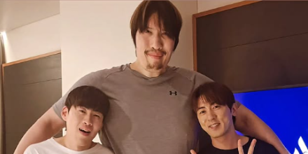 최홍만, 김원훈X조진세와 쓰리샷 공개... 압도적 체구