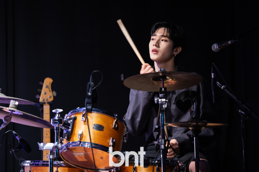 투지 범준 '심플하고 강렬한 스트로크' [포토]