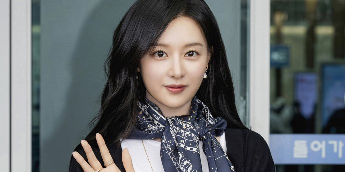 김지원, 하이 주얼리로 완성한 럭셔리 공항패션