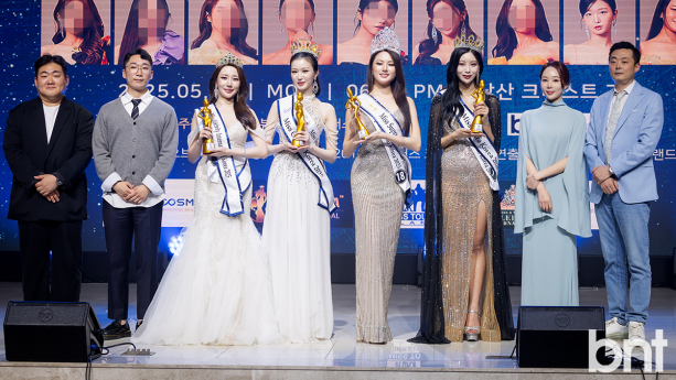 '미스 수프라내셔널 코리아 주요수상자들과 기념촬영하는 오샤레라이프 김태현-나레스트엔터 박서준 대표' [포토]