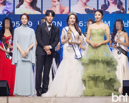 '기념촬영하는 오샤레라이프 김태현-3위 김아현'(미스 수프라내셔널 코리아) [포토]