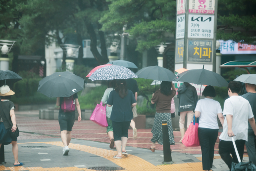 내일날씨, 전국 대부분 소나기 곳... 한낮 기온 25도 이상