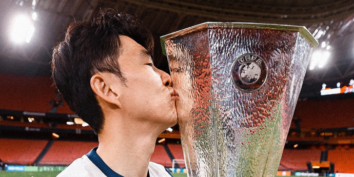 손흥민, 이마 상처에도 행복한 이유... “트로피에 맞았다”