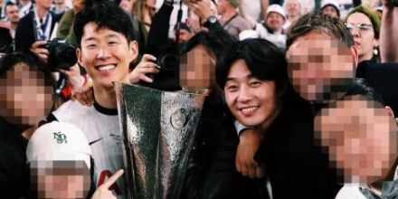 박서준, ‘절친’ 손흥민 첫 우승컵 함께 들어 올렸다